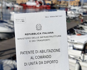 Patenti nautiche: istituita l’anagrafe digitale nazionale per la tracciabilità delle abilitazioni
